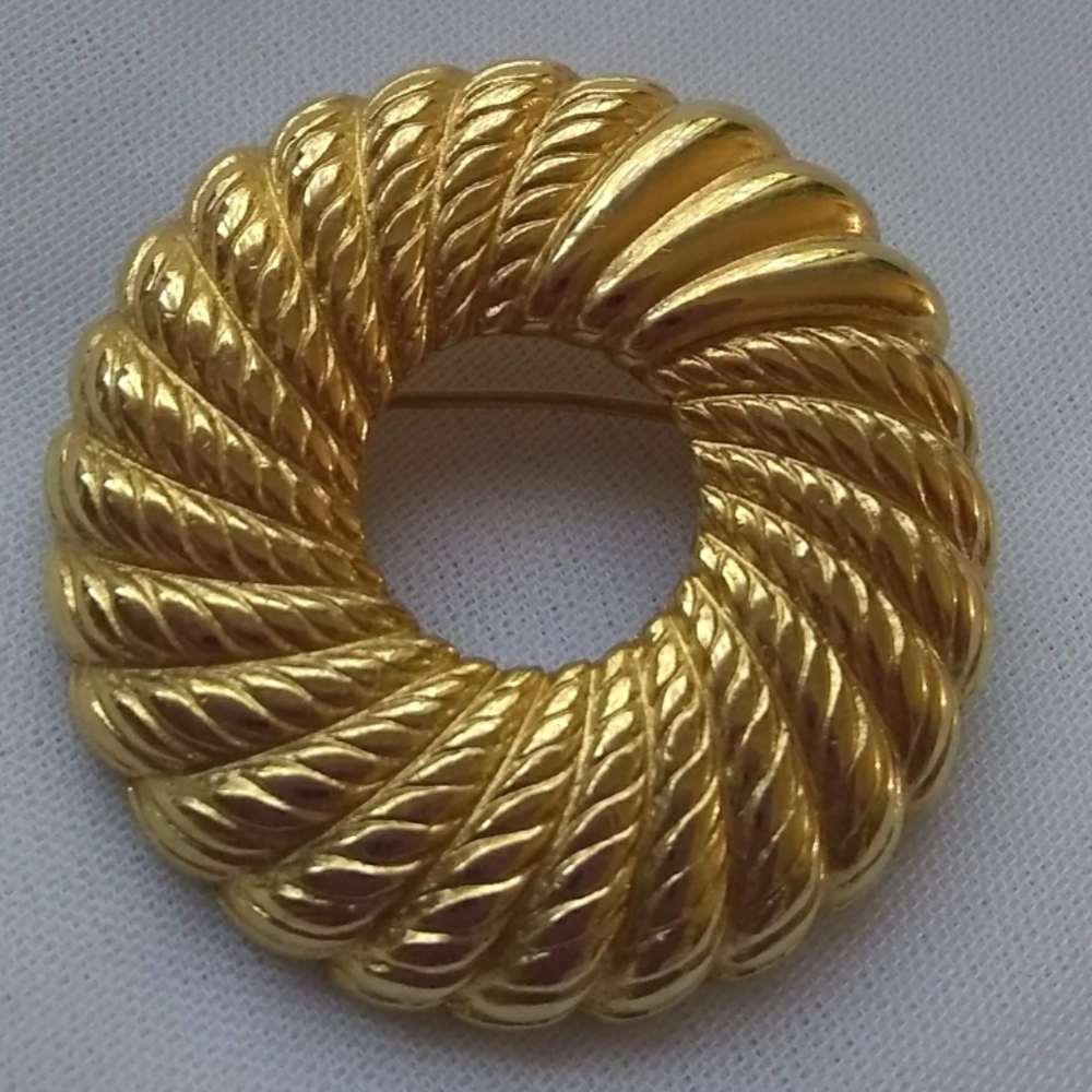 Vintage Monet Gold Brooch Pin Signed Circle Wreath